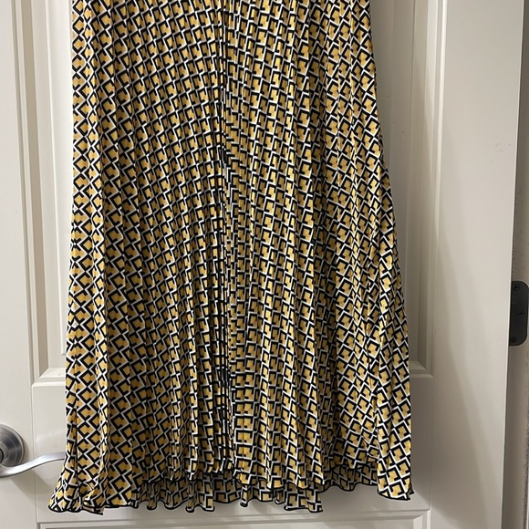 Banana Republic pleated Flowy dress - Picture 6 of 12